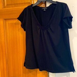 EUC! Women’s size M, simple black v-neck top by Jones New York!